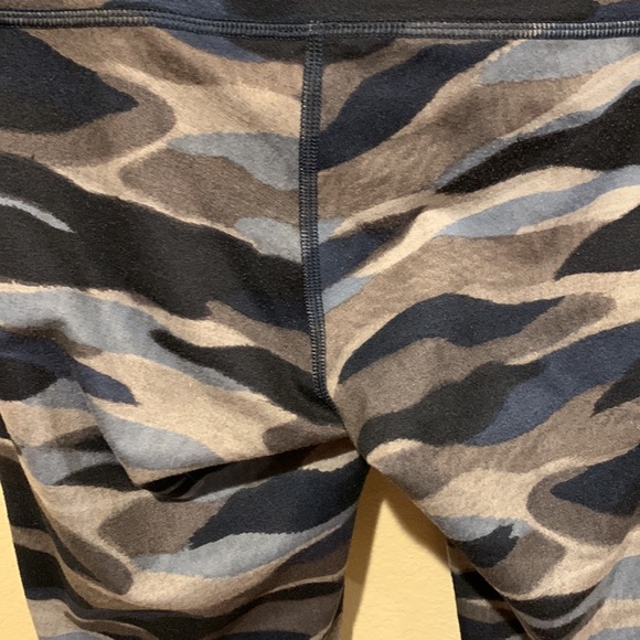 Lululemon size 4 crop leggings, EUC - Picture 3 of 5